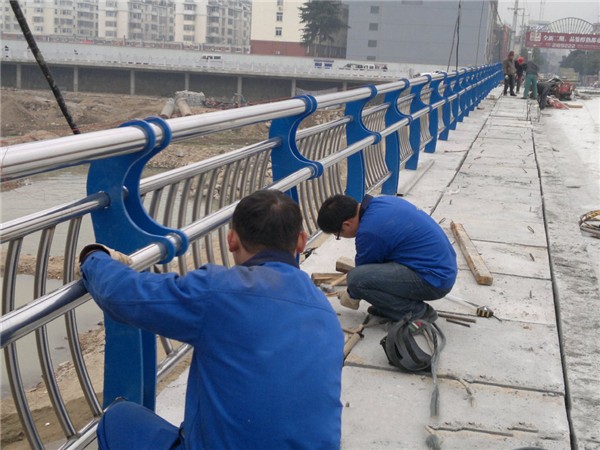 东丽不锈钢桥梁护栏除锈维护的重要性及其方法