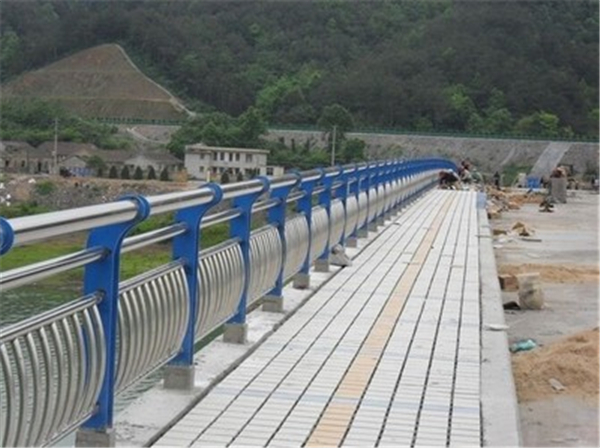 东丽不锈钢桥梁护栏的特性及其在现代建筑中的应用